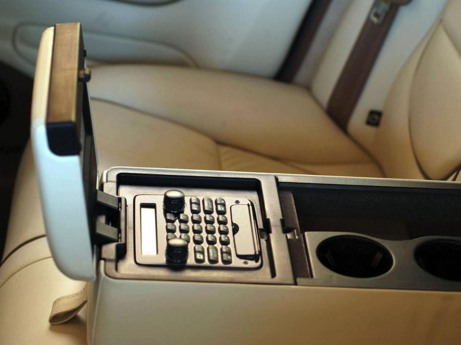  Jaguar XJ8 L 2005 года  (фото 22 из 63)